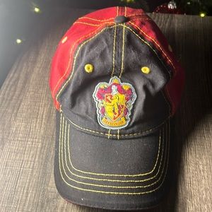Harry Potter Men’s Gryffindor Crest SnapBack 6Panel Hat Color Black/Maroon